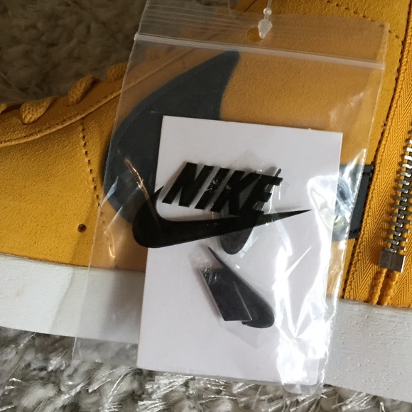 Nike Blazer Mid Rebel Yellow BQ4022-700 Pins 7 - Picture 8 of 8